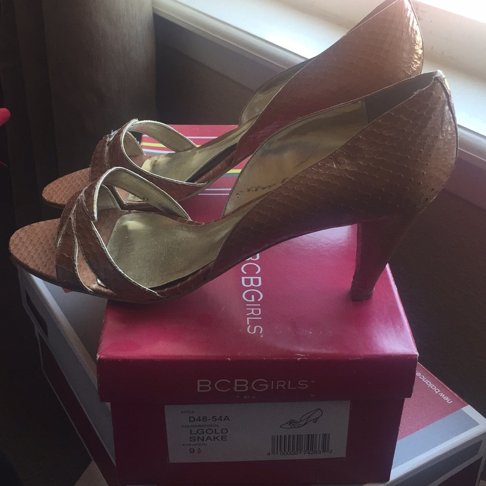 BCBGIRLS Tan/ Gold low heel pumps